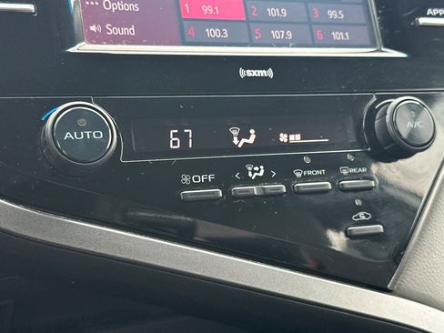 Used 2020 Toyota Camry SE image 19