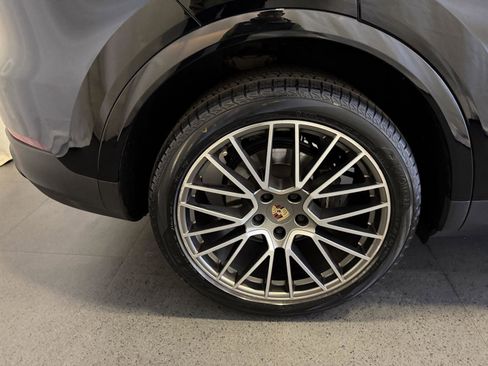 Used 2022 Porsche Cayenne Platinum Edition image 11