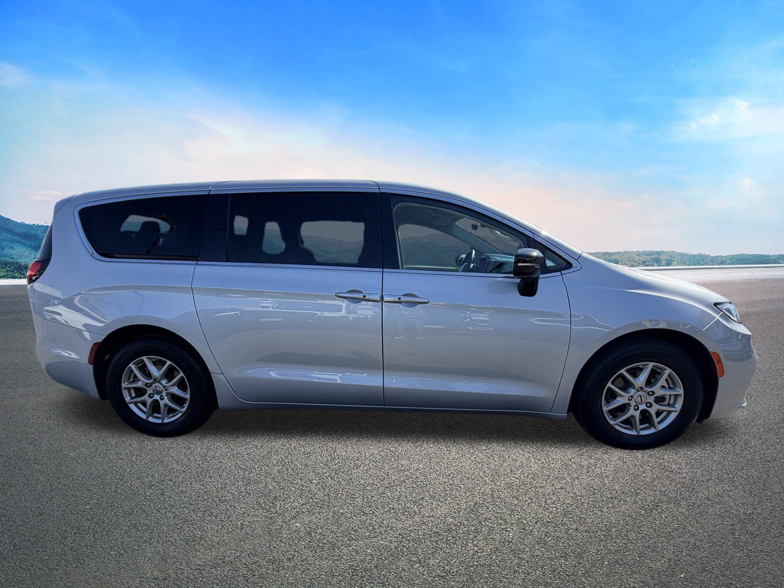 Certified 2024 Chrysler Pacifica Touring-L FWD image 12