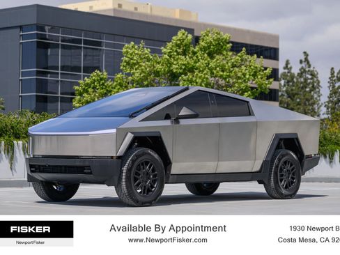 Used 2024 Tesla Cybertruck AWD Crew Cab image 3
