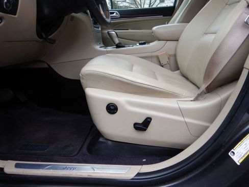 Used 2017 Jeep Grand Cherokee Limited image 11