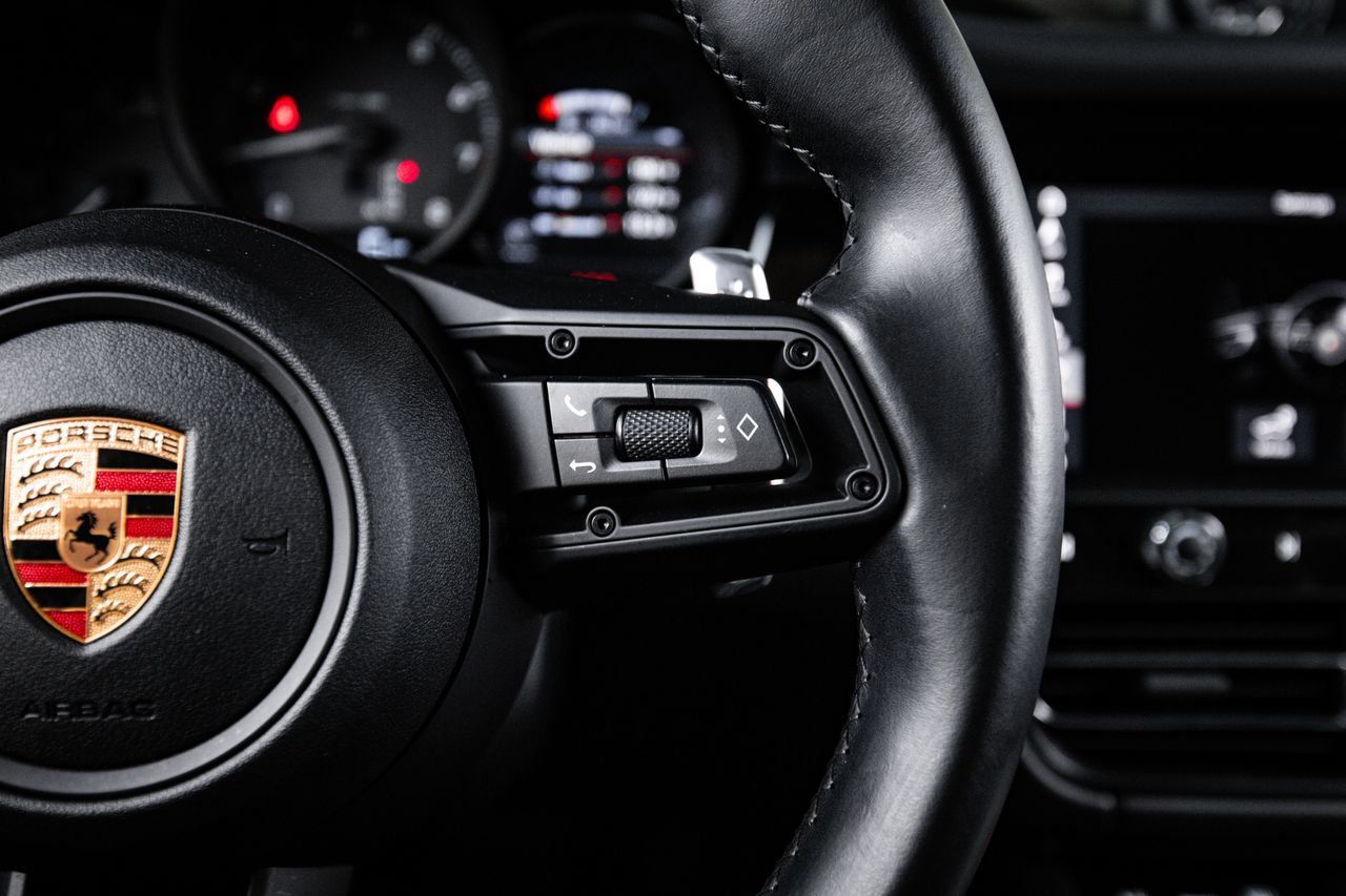 Certified 2024 Porsche Macan AWD/4WD image 16