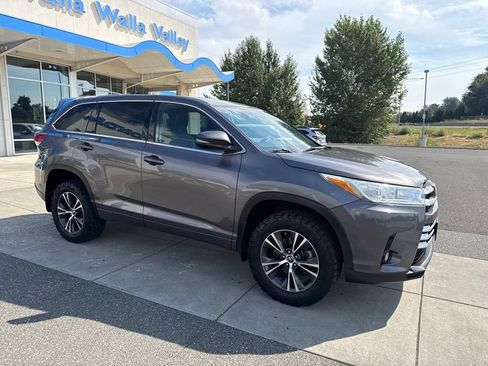 Used 2018 Toyota Highlander Plus AWD/4WD image 2