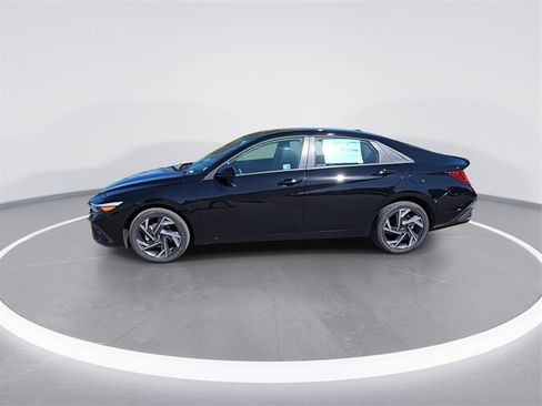 New 2025 Hyundai Elantra SEL image 4