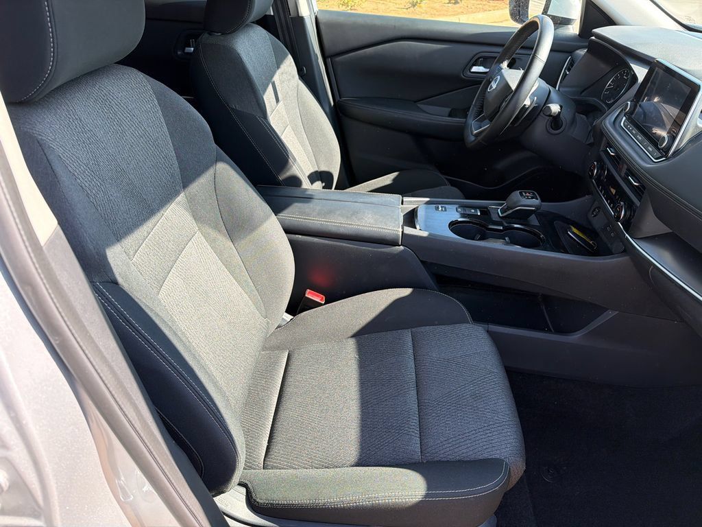 Used 2025 Nissan Rogue SV FWD image 13