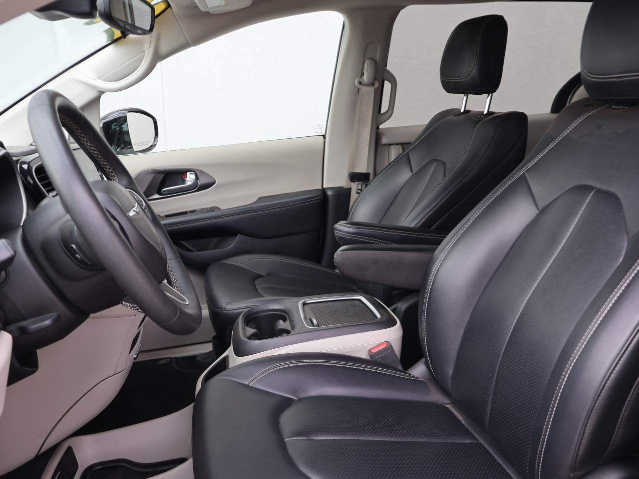 Used 2024 Chrysler Pacifica Limited FWD image 9