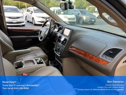Used 2013 Chrysler Town & Country Touring-L w/ Entertainment Group #2 FWD image 11
