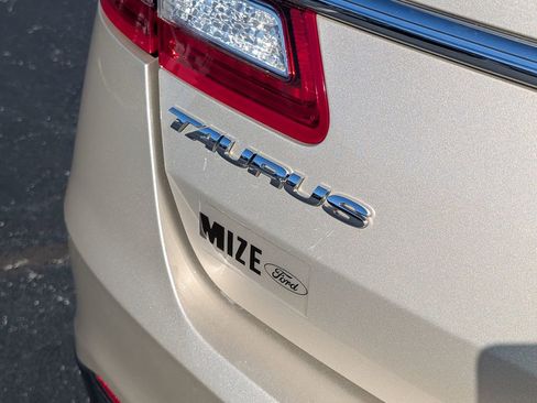 Used 2017 Ford Taurus SE image 23