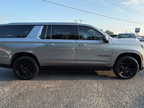 Used 2025 Chevrolet Suburban Premier AWD/4WD image 7