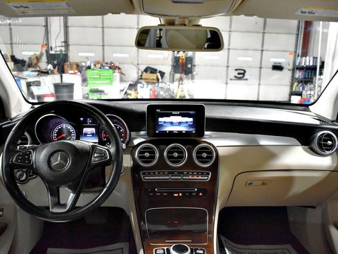 Used 2019 Mercedes-Benz GLC 300 4MATIC image 14