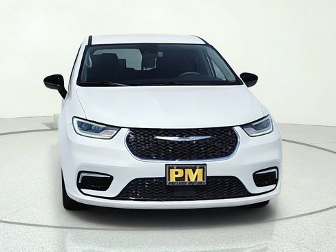Used 2024 Chrysler Pacifica Touring-L FWD image 2