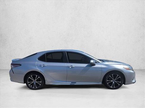 Used 2018 Toyota Camry SE image 4
