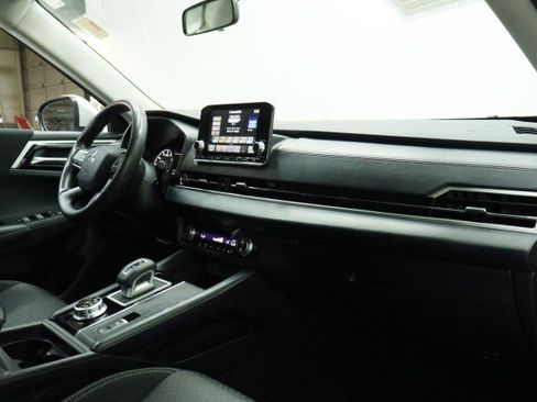 Used 2023 Mitsubishi Outlander ES FWD image 19