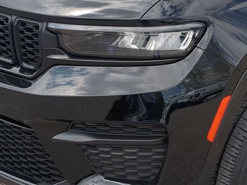 Certified 2024 Jeep Grand Cherokee Altitude AWD/4WD image 11