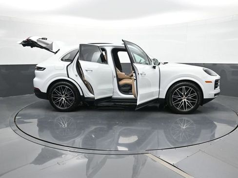 Certified 2025 Porsche Cayenne AWD/4WD image 30