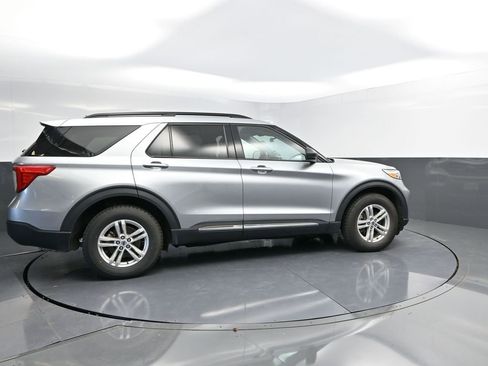 Used 2023 Ford Explorer XLT w/ Equipment Group 202A image 8