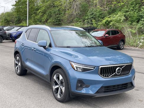 Used 2023 Volvo XC40 B5 Plus w/ Driver Assist Package AWD/4WD image 5