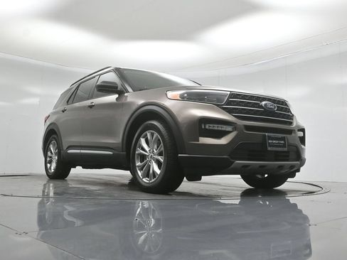 Used 2021 Ford Explorer XLT w/ Equipment Group 202A RWD image 45