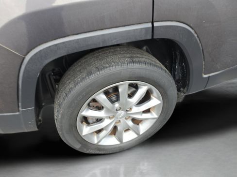 Used 2018 Jeep Cherokee Limited image 17