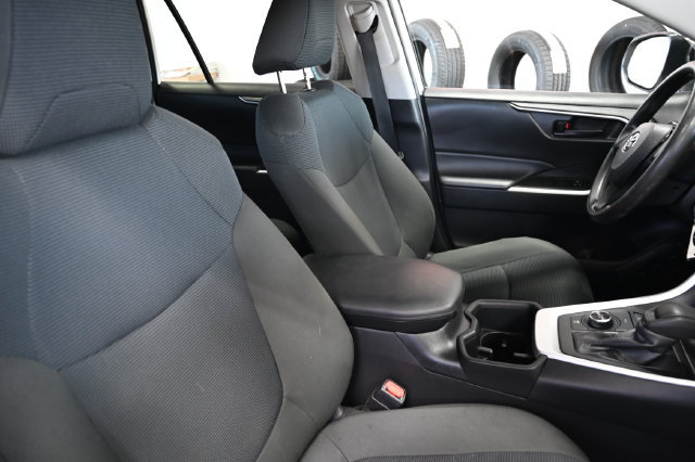 Used 2022 Toyota RAV4 LE AWD/4WD image 9