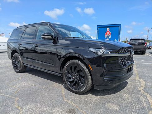 New 2026 Lincoln Navigator Reserve w/ Jet Appearance Package AWD/4WD image 2