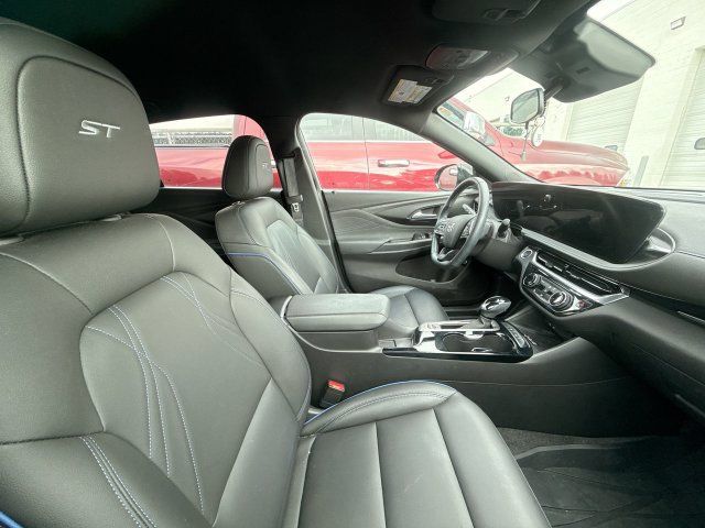 Used 2024 Buick Envista Sport Touring w/ Convenience I Package FWD image 10