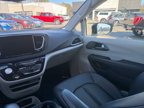 Used 2024 Chrysler Pacifica Touring-L image 11