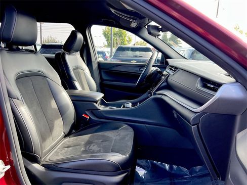 Used 2024 Jeep Grand Cherokee Altitude image 22