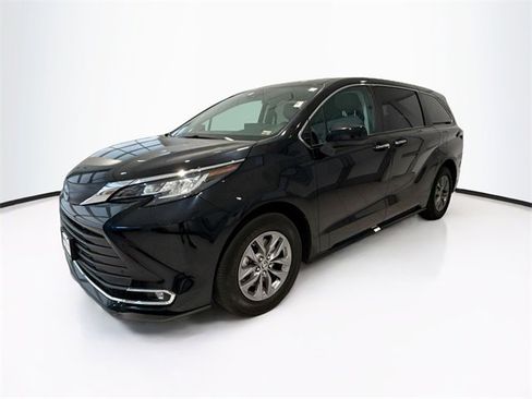 Certified 2024 Toyota Sienna XLE image 3
