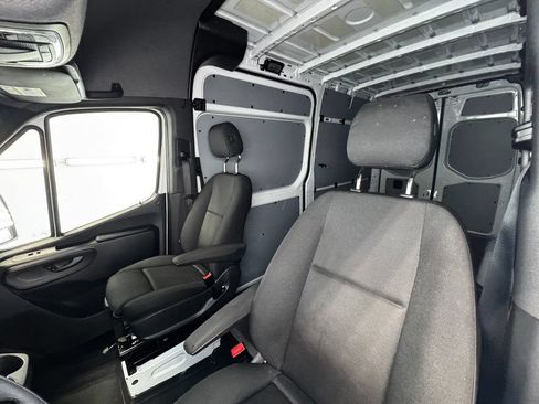 Used 2022 Mercedes-Benz Sprinter 2500 image 13