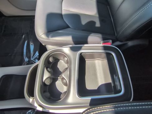 Used 2024 Chrysler Pacifica Touring-L FWD image 12