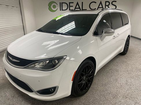 Used 2017 Chrysler Pacifica Limited image 1