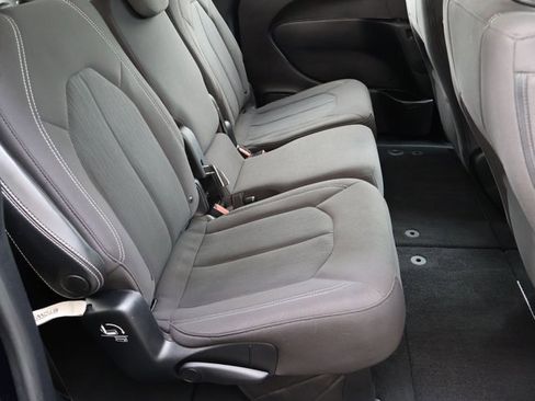 Used 2019 Chrysler Pacifica Touring Plus w/ S Appearance Package FWD image 18