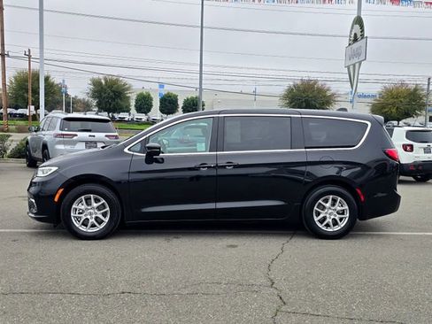 Certified 2024 Chrysler Pacifica Touring-L image 8