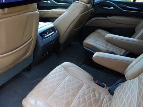 Used 2021 Cadillac Escalade Premium Luxury w/ LPO, Radiant Package image 31