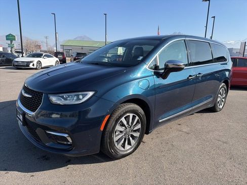 Used 2023 Chrysler Pacifica Limited image 3