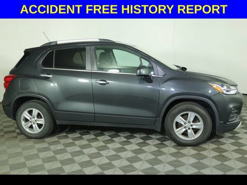 Used 2018 Chevrolet Trax LT w/ LT Convenience Package FWD image 2