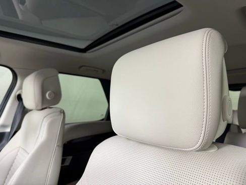 Certified 2025 Land Rover Discovery S image 7