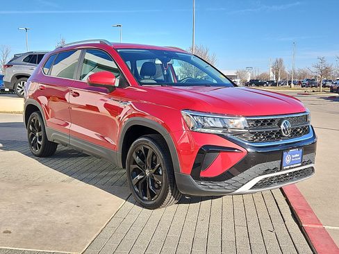 Certified 2022 Volkswagen Taos SE w/ Panoramic Sunroof Package image 4