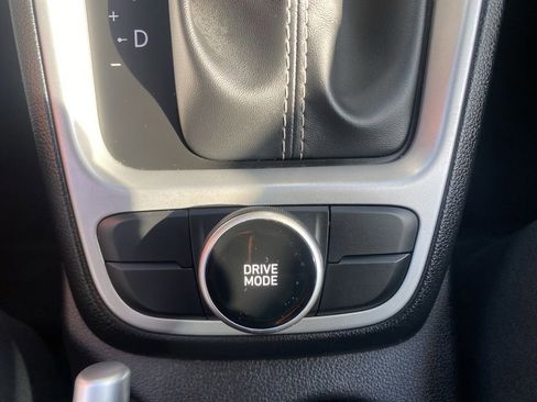 Used 2024 Hyundai Venue SEL image 24