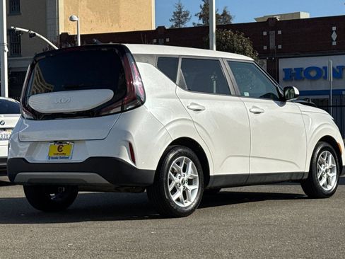 Used 2023 Kia Soul LX w/ LX Technology Package image 4