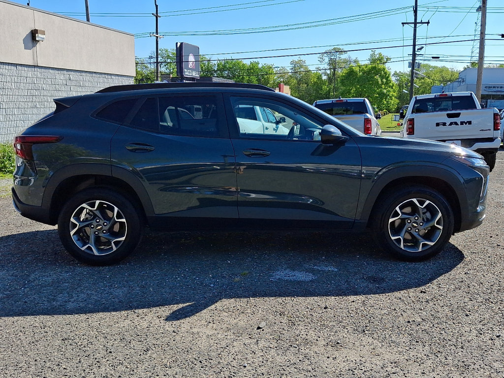 Used 2025 Chevrolet Trax LT FWD image 6