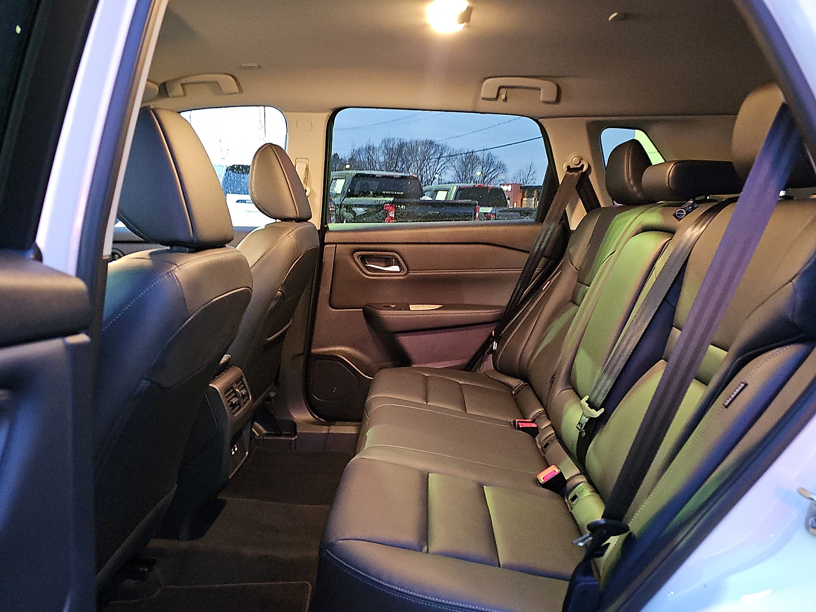 Used 2025 Nissan Rogue SL AWD/4WD image 11