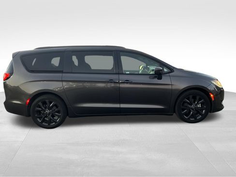 Used 2019 Chrysler Pacifica Touring Plus w/ Advanced Safetytec Group FWD image 4