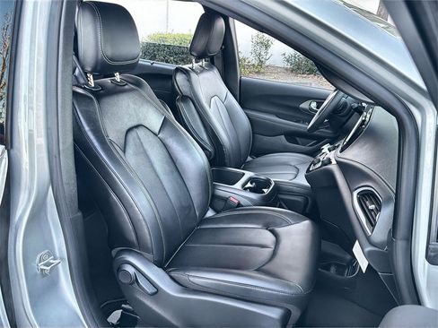Used 2026 Chrysler Pacifica Select image 25