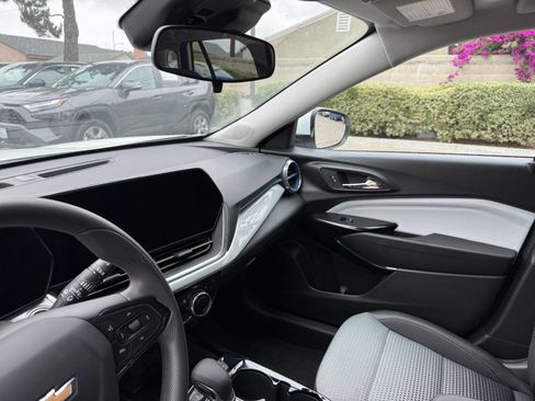 Used 2025 Chevrolet Trax LT FWD image 33
