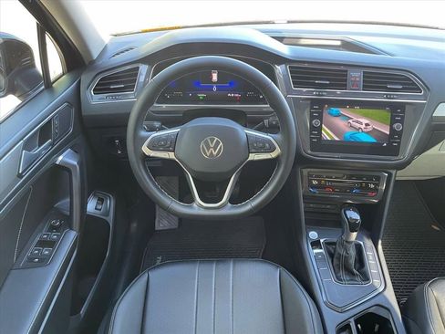 Used 2023 Volkswagen Tiguan SE w/ Panoramic Sunroof Package FWD image 3