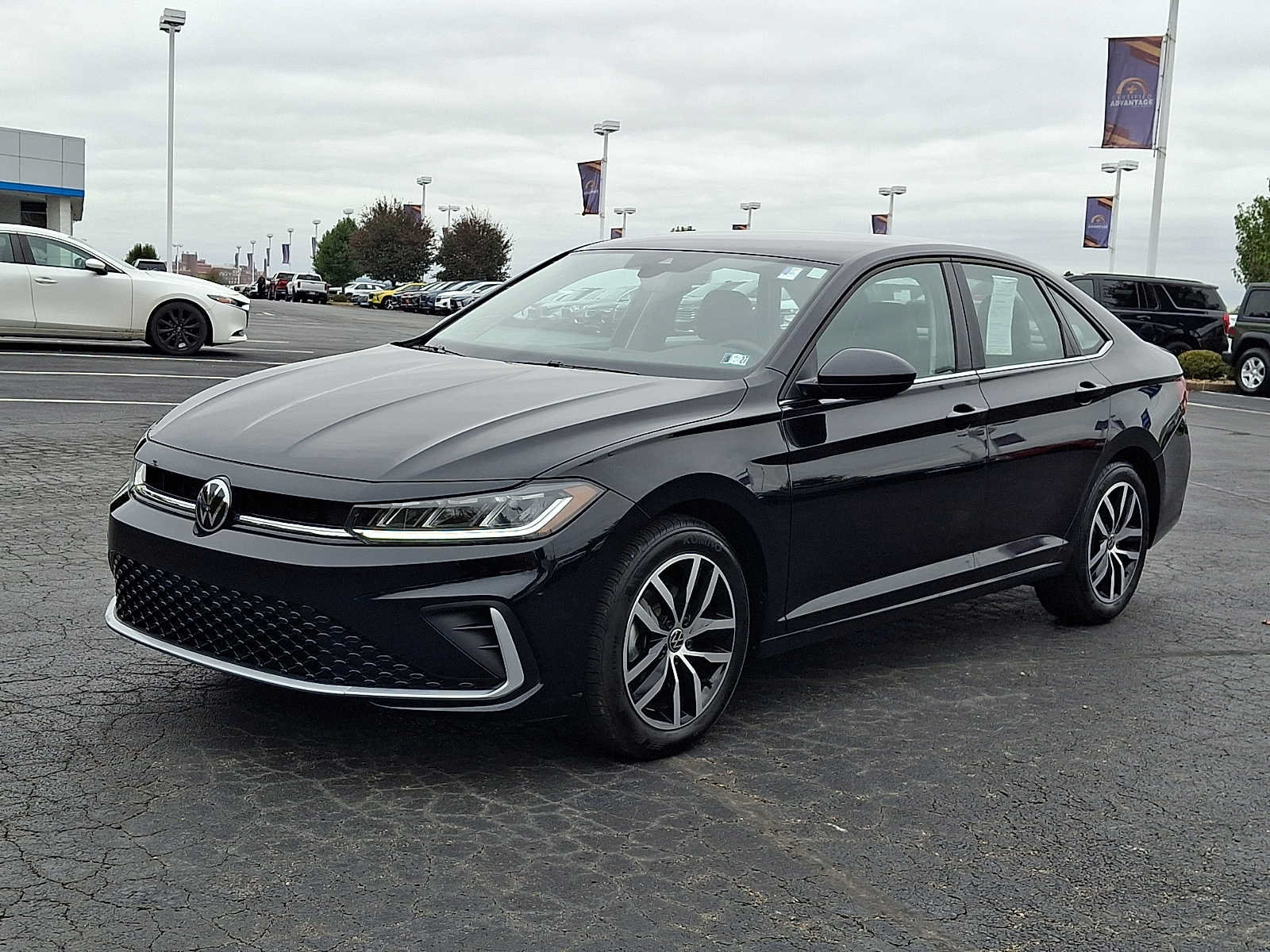 Used 2025 Volkswagen Jetta SE FWD image 3