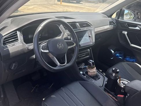 Used 2023 Volkswagen Tiguan SE w/ Panoramic Sunroof Package FWD image 7