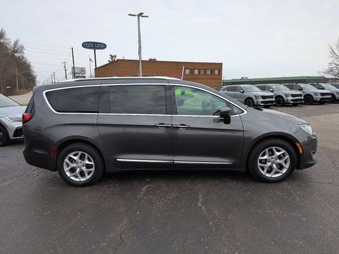 Used 2017 Chrysler Pacifica Touring-L Plus w/ Tire & Wheel Group image 2